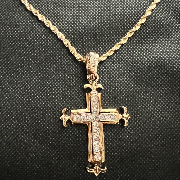 SOLD OUT🛍🆕GOLD RHINESTONE CROSS NECKLACE - Picture 3 of 3